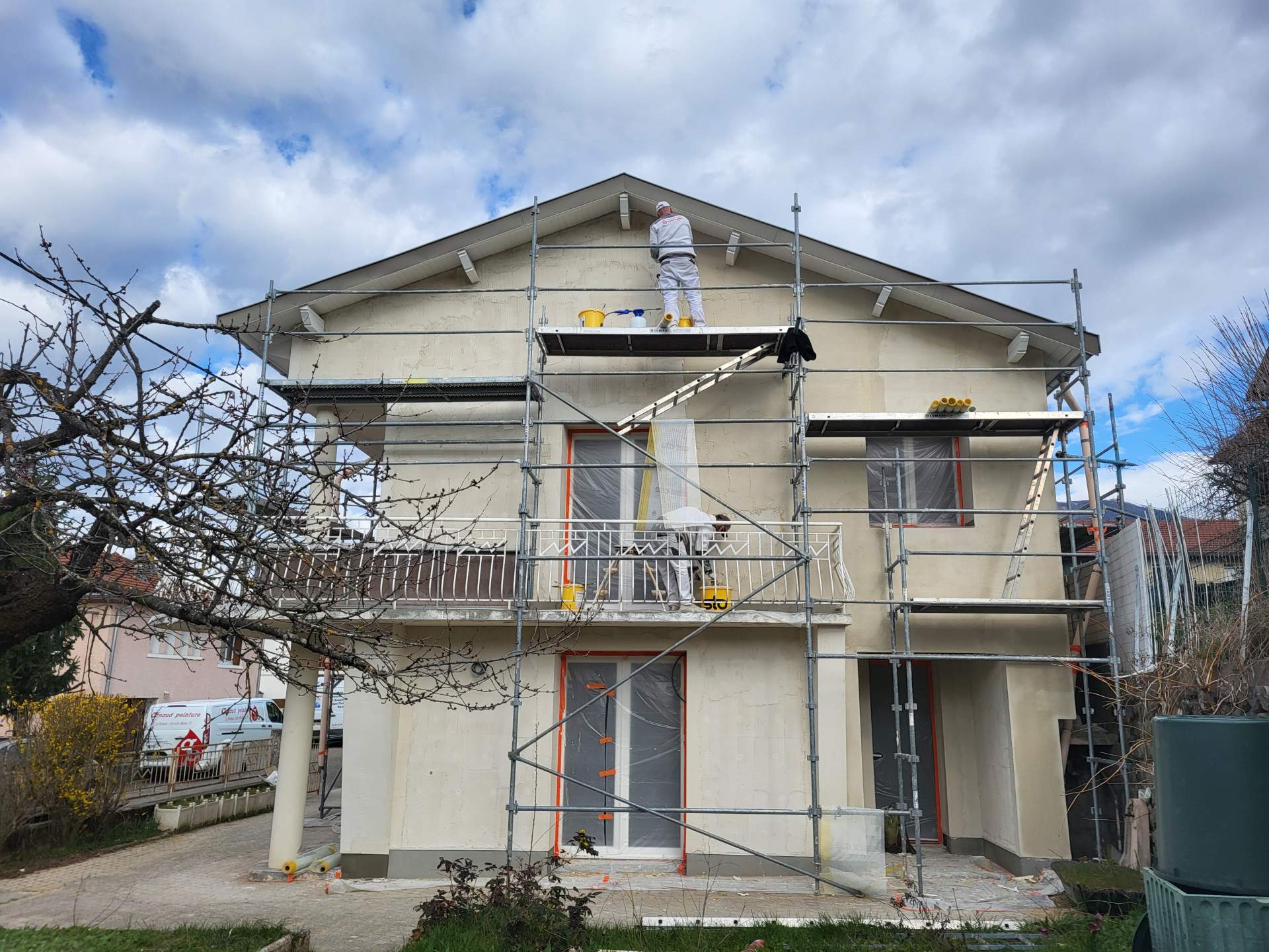 Artisan appliquant une isolation thermique sur une façade