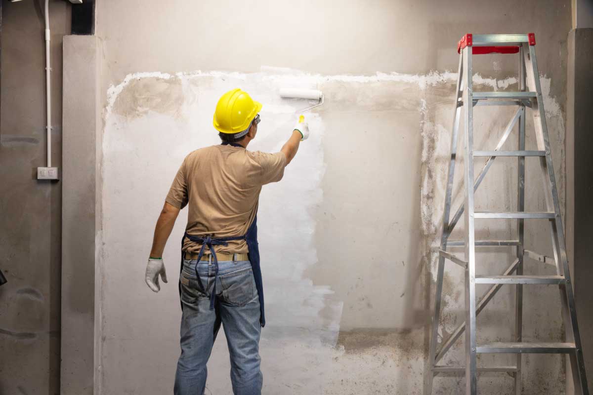 Échafaudage devant une façade en cours de rénovation